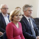09.07.2022. Busko-Zdrój. Wizyta europoseł Beaty Szydło. Na zdjęciu (od lewej): Anna Krupka - wiceminister sportu i turystyki, senator Krzysztof Słoń / Fot. Jarosław Kubalski - Radio Kielce