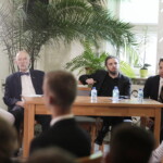 11.07.2022 Kielce. Spotkanie działaczy Konfederacji z sympatykami. Na zdjęciu od lewej: Michał Nieznański, poseł Janusz Korwin Mikke, poseł Dobromir Sośnierz i poseł Krzysztof Bosak / Fot. Jarosław Kubalski - Radio Kielce