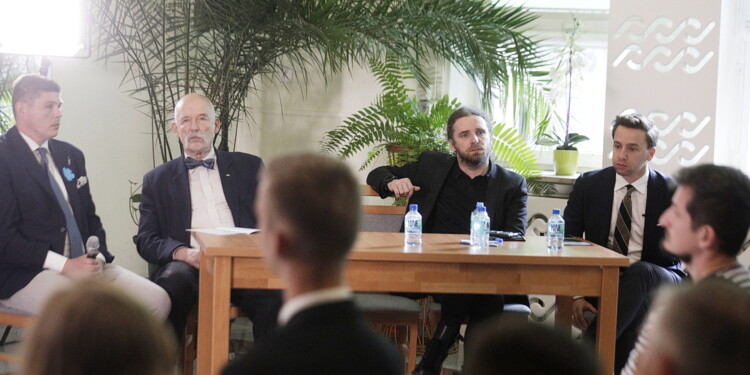 11.07.2022 Kielce. Spotkanie działaczy Konfederacji z sympatykami. Na zdjęciu od lewej: Michał Nieznański, poseł Janusz Korwin Mikke, poseł Dobromir Sośnierz i poseł Krzysztof Bosak / Fot. Jarosław Kubalski - Radio Kielce