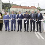 Nowe ronda w Chęcinach cieszą kierowców i mieszkańców miasta - Radio Kielce 19.07.2022 Chęciny. Otwarcie dwóch nowych rond. Na zdjęciu od lewej: radny Rady Miejskiej w Chęcinach Zdzisław Treliński, radna Rady Miejskiej w Chęcinach Zofia Stokowiec, radny powiatu kieleckiego - Tomasz Gruszczyński, przewodniczący Rady Miejskiej w Chęcinach – Tomasz Szczepanik, burmistrz Gminy i Miasta Chęciny – Robert Jaworski, członek Zarządu Powiatu w Kielcach – Cezary Majcher, członek Zarządu Powiatu w Kielcach – Stefan Bąk, radny powiatu kieleckiego – Sylwester Kasprzyk, radna Rady Miejskiej w Chęcinach – Małgorzata Pniewska i przewodniczący Zarządu Osiedla Chęciny i Osiedla Północ – Marek Gołuch / Fot. Jarosław Kubalski - Radio Kielce