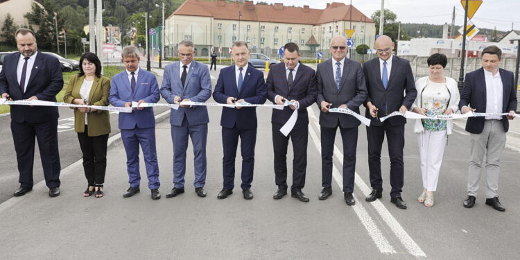 19.07.2022 Chęciny. Otwarcie dwóch nowych rond. Na zdjęciu od lewej: radny Rady Miejskiej w Chęcinach Zdzisław Treliński, radna Rady Miejskiej w Chęcinach Zofia Stokowiec, radny powiatu kieleckiego - Tomasz Gruszczyński, przewodniczący Rady Miejskiej w Chęcinach – Tomasz Szczepanik, burmistrz Gminy i Miasta Chęciny – Robert Jaworski, członek Zarządu Powiatu w Kielcach – Cezary Majcher, członek Zarządu Powiatu w Kielcach – Stefan Bąk, radny powiatu kieleckiego – Sylwester Kasprzyk, radna Rady Miejskiej w Chęcinach – Małgorzata Pniewska i przewodniczący Zarządu Osiedla Chęciny i Osiedla Północ – Marek Gołuch / Fot. Jarosław Kubalski - Radio Kielce