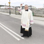 Nowe ronda w Chęcinach cieszą kierowców i mieszkańców miasta - Radio Kielce 19.07.2022 Chęciny. Otwarcie dwóch nowych rond. Na zdjęciu ks. Jan Kukowski / Fot. Jarosław Kubalski - Radio Kielce