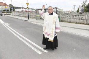 19.07.2022 Chęciny. Otwarcie dwóch nowych rond. Na zdjęciu ks. Jan Kukowski / Fot. Jarosław Kubalski - Radio Kielce