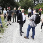 19.07.2022 Miedzianka. Mieszkańcy okolic kopalni Nordkalk spotkali się z dziennikarzami, by zaprotestować przeciwko rozbudowie kopalni / Fot. Jarosław Kubalski - Radio Kielce