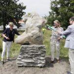 19.07.2022 Kielce. Odsłonięcie rzeźby autorstwa Józefa Opali po renowacji. Na zdjęciu od lewej: zastępca prezydenta Kielc Agata Wojda, artysta rzeźbiarz Sławomir Micek i prezes spółdzielni Wichrowe Wzgórze Artur Kozub / Fot. Jarosław Kubalski - Radio Kielce
