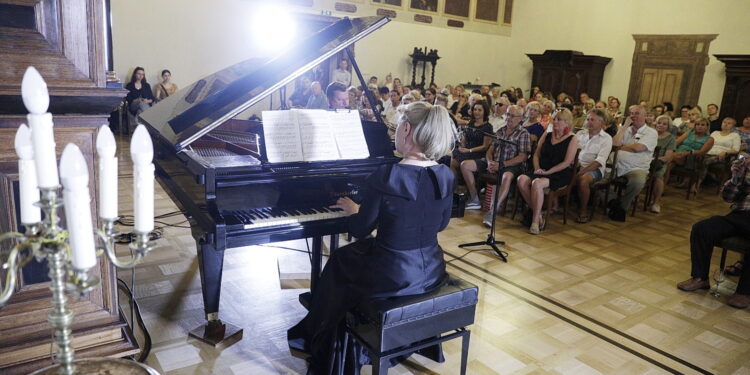 23.07.2022 Kielce. Pałac Biskupów Krakowskich. Koncert z cyklu "Chopinowskie inspiracje". Grają Alexandra Zvyrblyte i Petras Vysniauskas / Fot. Jarosław Kubalski - Radio Kielce