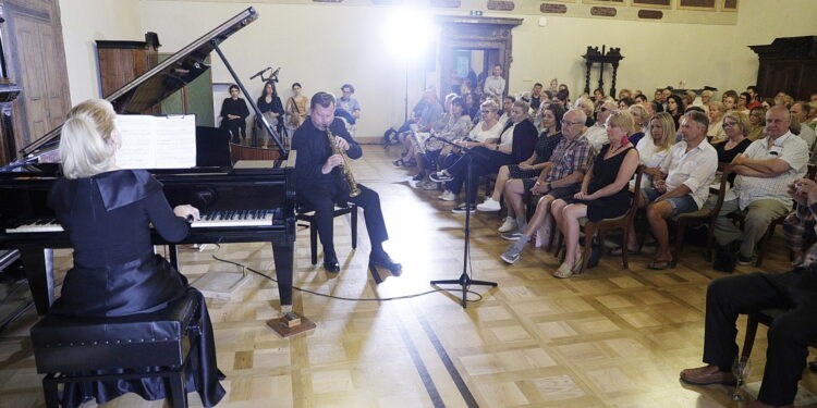 23.07.2022 Kielce. Pałac Biskupów Krakowskich. Koncert z cyklu "Chopinowskie inspiracje". Grają Alexandra Zvyrblyte i Petras Vysniauskas / Fot. Jarosław Kubalski - Radio Kielce