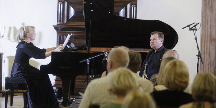 23.07.2022 Kielce. Pałac Biskupów Krakowskich. Koncert z cyklu "Chopinowskie inspiracje". Grają Alexandra Zvyrblyte i Petras Vysniauskas  / Fot. Jarosław Kubalski - Radio Kielce