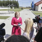 25.07.2022 Korczyn. Oczyszczalnia ścieków. Na zdjęciu wiceminister sportu Anna Krupka / Fot. Jarosław Kubalski - Radio Kielce