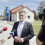 25.07.2022 Korczyn. Oczyszczalnia ścieków. Na zdjęciu senator Krzysztof Słoń / Fot. Jarosław Kubalski - Radio Kielce