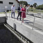 25.07.2022 Korczyn. Oczyszczalnia ścieków. Na zdjęciu od lewej: wójt gminy Strawczyn Tadeusz Tkaczyk, senator Krzysztof Słoń i wiceminister sportu Anna Krupka / Fot. Jarosław Kubalski - Radio Kielce