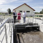 25.07.2022 Korczyn. Oczyszczalnia ścieków. Na zdjęciu od lewej: wójt gminy Strawczyn Tadeusz Tkaczyk, senator Krzysztof Słoń i wiceminister sportu Anna Krupka / Fot. Jarosław Kubalski - Radio Kielce