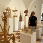 17.07.2022. Sandomierz. Wystawa rzeźby ludowej regionalnego artysty Jana Puka. Na zdjęciu: Katarzyna Radziwiłko - dyrektor Sandomierskiego Centrum Kultury / Fot. Grażyna Szlęzak - Radio Kielce