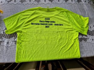 Koszulka na pieszą pielgrzymkę z Ostrowca na Jasną Górę / Fot. Emilia Sitarska - Radio Kielce