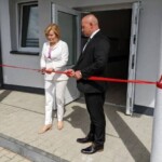 10.07.2022. Osiek. Otwarcie budynku zaplecza sportowego. Na zdjęciu (od lewej): Anna Krupka - wiceminister sportu i turystyki i Rafał Łysiak - burmistrz Osieka/ źródło: Miejsko-Gminny Ośrodek Kultury w Osieku