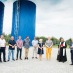 26.07.2022. Dziurów. Nowe ujęcie wody. Na zdjęciu (z prawej): poseł Agata Wojtyszek, Marek Jońca - członek zarządu województwa świętokrzyskiego, Andrzej Bętkowski marszałek województwa świętokrzyskiego / Fot. Ewelina Ura-Kamińska - Urząd Miasta i Gminy w Zawichoście