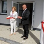 10.07.2022. Osiek. Otwarcie budynku zaplecza sportowego. Na zdjęciu (od lewej): Anna Krupka - wiceminister sportu i turystyki i Rafał Łysiak - burmistrz Osieka/ źródło: Miejsko-Gminny Ośrodek Kultury w Osieku