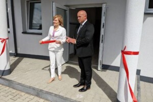 10.07.2022. Osiek. Otwarcie budynku zaplecza sportowego. Na zdjęciu (od lewej): Anna Krupka - wiceminister sportu i turystyki i Rafał Łysiak - burmistrz Osieka/ źródło: Miejsko-Gminny Ośrodek Kultury w Osieku