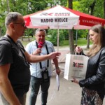 07.07.2022. Kielce. II Turniej Blitza Wakacyjnej Szkoły Szachowej Radia Kielce. Na zdjęciu (od lewej): Jacek Duliński, Jakub Rożek - Radio Kielce i Anna Kot - sędzia główny turnieju / źródło: Radio Kielce