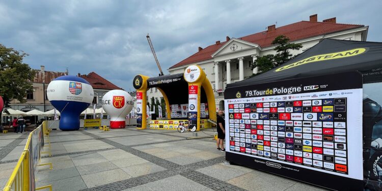 30.07.2022. Kielce. Rynek. Ostatnie przygotowania przed startem 79. Tour de Pologne / Fot. Wiktor Taszłow - Radio Kielce