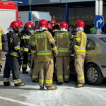 04.07.2022. Kielce. Pożar auta na parkingu przed sklepem z materiałami budowlanymi / Fot. Piotr Kwaśniewski - Radio Kielce
