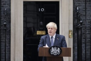 07.07.2022. Londyn. Boris Johnson ogłasza rezygnację z funkcji lidera Partii Konserwatywnej na Downing Street / Fot. PAP/EPA/TOLGA AKMEN