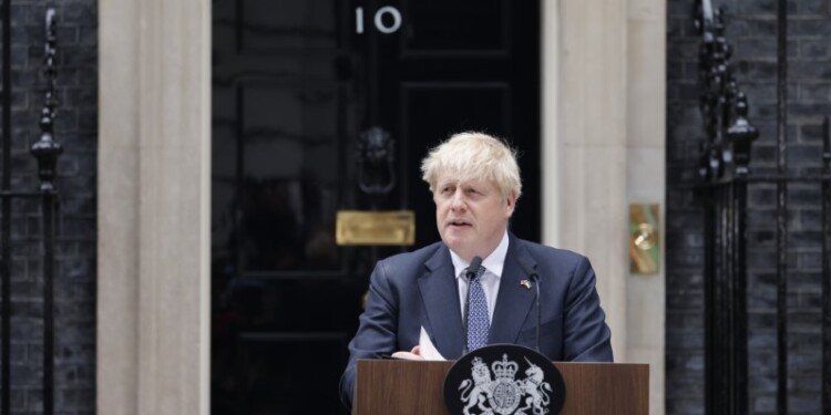 07.07.2022. Londyn. Boris Johnson ogłasza rezygnację z funkcji lidera Partii Konserwatywnej na Downing Street / Fot. PAP/EPA/TOLGA AKMEN