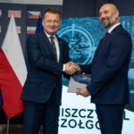 20.07.2022. Warszawa. Wicepremier M. Błaszczak zatwierdził umowę na dostawę niszczycieli czołgów Ottokar Brzoza dla Wojska Polskiego. Na zdjęciu (od lewej): wicepremier Mariusz Błaszczak i Sebastian Chwałek, prezes PGZ S.A. / Fot. MON