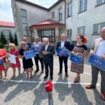 26.07.2022. Miąsowa. Konferencja. Na zdjęciu (od lewej): Elżbieta Rachuba - sekretarz gminy Małogoszcz, Renata Kawiorska - sekretarz gminy Jędrzejów, Maria Barańska - wicestarosta powiatu Jędrzejowskiego, Dominik Łukasik – burmistrz Wodzisławia, Zbigniew Huk - wójt Imielno, Krzysztof Lipiec - poseł PiS, Tomasz Koper – wójt Słupi Jędrzejowskiej, Małgorzata Muzoł - sekretarz gminy Sędziszów, Tadeusz Soboń – wójt gminy Oksa, Tomasz Chaja - wójt gminy Sobków, Janusz Bętkowski dyr. szkoły Podstawowej w Miąsowej