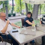 04.07.2022. Busko-Zdrój. Kawiarenka festiwalowa. Na zdjęciu (od lewej): Artur Jaroń - dyrektor artystyczny festiwalu, Martin Garcia Garcia - pianista, Andrzej Haluch - tłumacz, menadżer