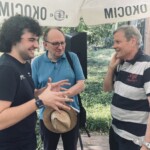 04.07.2022. Busko-Zdrój. Kawiarenka festiwalowa. Na zdjęciu (od lewej): Martin Garcia Garcia - pianista, Adam Rozlach - Polskie Radio i Andrzej Haluch - tłumacz, menadżer