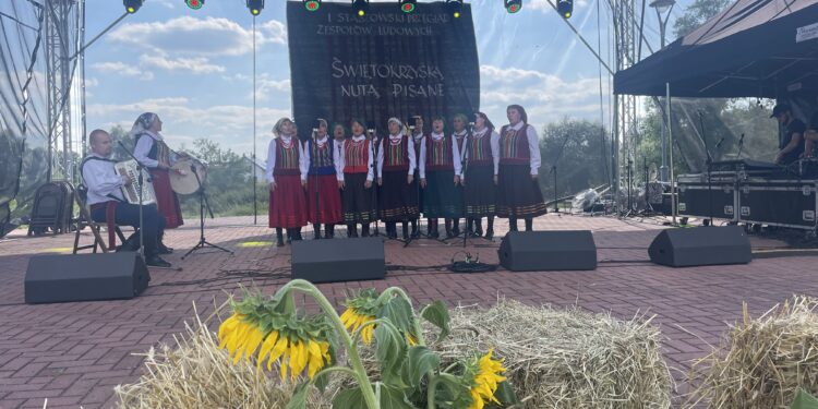 24.07.2022. Staszów. I Staszowski Przegląd Zespołów Folklorystycznych / Fot. Grażyna Szlęzak - Radio Kielce