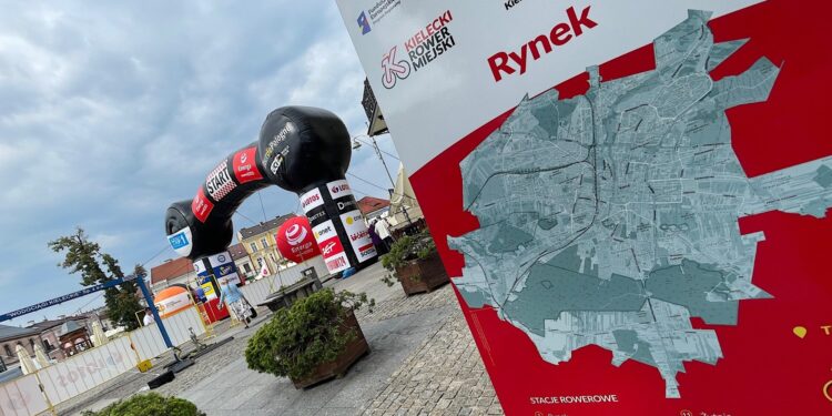 30.07.2022. Kielce. Rynek. Ostatnie przygotowania przed startem 79. Tour de Pologne / Fot. Wiktor Taszłow - Radio Kielce