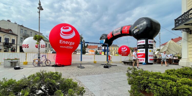 30.07.2022. Kielce. Rynek. Ostatnie przygotowania przed startem 79. Tour de Pologne / Fot. Wiktor Taszłow - Radio Kielce