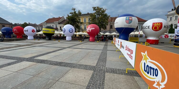 30.07.2022. Kielce. Rynek. Ostatnie przygotowania przed startem 79. Tour de Pologne / Fot. Wiktor Taszłow - Radio Kielce