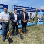 29.07.2022. Ostrowiec Świętokrzyski. Na zdjęciu (od lewej): Karol Szewczyk -dyrektor ds. technicznych OTBS, Jarosław Górczyński -prezydent Ostrowca Świętokrzyskiego, Wojciech Wójcik -prezes OTBS / Fot. Emilia Sitarska - Radio Kielce