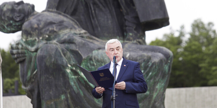 12.07.2022 Michniów. Obchody Dnia Walki i Męczeństwa Wsi Polskiej w 79. rocznicę pacyfikacji wsi Michniów. Na zdjęciu: Andrzej Bętkowski - marszałek województwa / Fot. Jarosław Kubalski - Radio Kielce