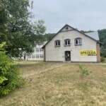 Zamiast szkoły będzie sklep? - Radio Kielce 06.07.2022. Bałtów. Budynek starej szkoły / Fot. Emilia Sitarska - Radio Kielce