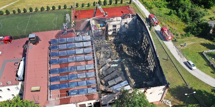 10.07.2022. Sędziszów. Budynek basenu po pożarze / Fot. Jarosław Kubalski - Radio Kielce