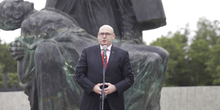 12.07.2022 Michniów. Obchody Dnia Walki i Męczeństwa Wsi Polskiej w 79. rocznicę pacyfikacji wsi Michniów. Na zdjęciu Piotr Zgorzelski, wicemarszałek Sejmu RP / Fot. Jarosław Kubalski - Radio Kielce