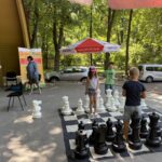 20.07.2022. Kielce. Park Miejski. Wakacyjna Szkoła Szachowa Radia Kielce / Fot. Rafał Szymczyk - Radio Kielce