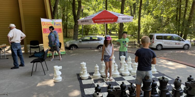 20.07.2022. Kielce. Park Miejski. Wakacyjna Szkoła Szachowa Radia Kielce / Fot. Rafał Szymczyk - Radio Kielce