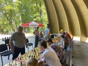 20.07.2022. Kielce. Park Miejski. Wakacyjna Szkoła Szachowa Radia Kielce / Fot. Rafał Szymczyk - Radio Kielce