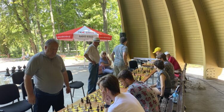 20.07.2022. Kielce. Park Miejski. Wakacyjna Szkoła Szachowa Radia Kielce / Fot. Rafał Szymczyk - Radio Kielce