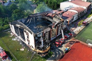 10.07.2022. Sędziszów. Budynek basenu po pożarze / Fot. Jarosław Kubalski - Radio Kielce