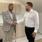 11.07.2022. Starachowice. Oddanie do użytku mieszkań chronionych. Na zdjęciu (od lewej): Daniel Domagała - najemca i Marek Materek - prezydent Starachowic / Fot. Anna Głąb - Radio Kielce