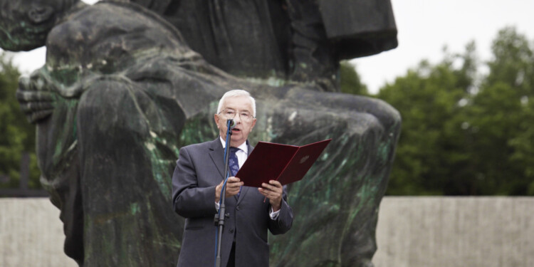 12.07.2022 Michniów. Obchody Dnia Walki i Męczeństwa Wsi Polskiej w 79. rocznicę pacyfikacji wsi Michniów. Na zdjęciu poseł Krzysztof Lipiec / Fot. Jarosław Kubalski - Radio Kielce