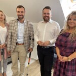 11.07.2022. Starachowice. Oddanie do użytku mieszkań chronionych. Na zdjęciu (od lewej): Wioletta Grosicka - dyrektor Centrum Usług Społecznych w Starachowicach, Daniel Domagała - najemca, Marek Materek - prezydent Starachowic i Aneta Gołębska - zastępca dyrektora Centrum Usług Społecznych w Starachowicach / Fot. Anna Głąb - Radio Kielce