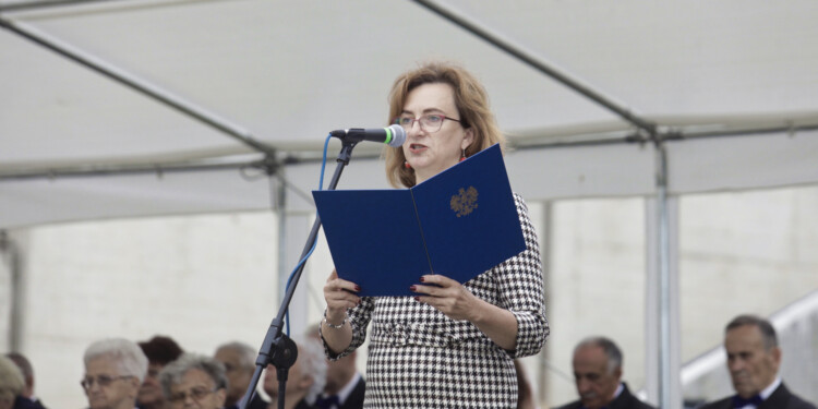 12.07.2022 Michniów. Obchody Dnia Walki i Męczeństwa Wsi Polskiej w 79. rocznicę pacyfikacji wsi Michniów. Na zdjęciu poseł Agata Wojtyszek / Fot. Jarosław Kubalski - Radio Kielce