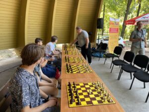 20.07.2022. Kielce. Park Miejski. Wakacyjna Szkoła Szachowa Radia Kielce / Fot. Rafał Szymczyk - Radio Kielce